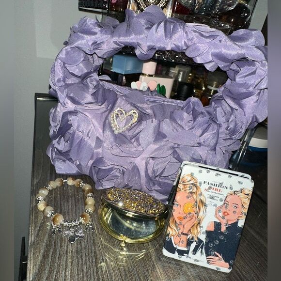 Rose Pattern Evening Bag Feat Heart Pearl Brooch, Bracelet, & Compact Mirrors - Picture 5 of 9